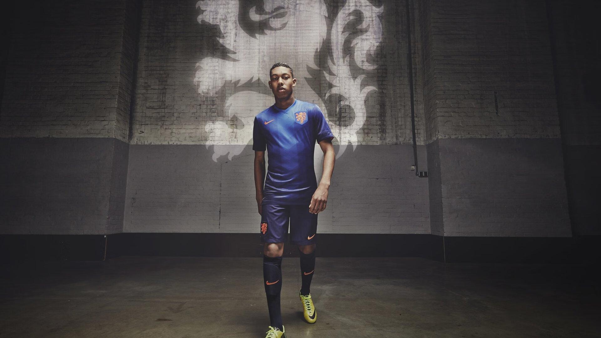 巴黎圣日耳曼今夏转会策略曝光,罗马诺确认,哈维-西蒙斯只租不卖,态度坚决引关注