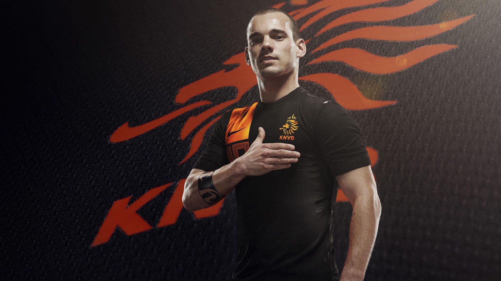 绿茵场温情一幕，队友暖心叮嘱成就经典进球